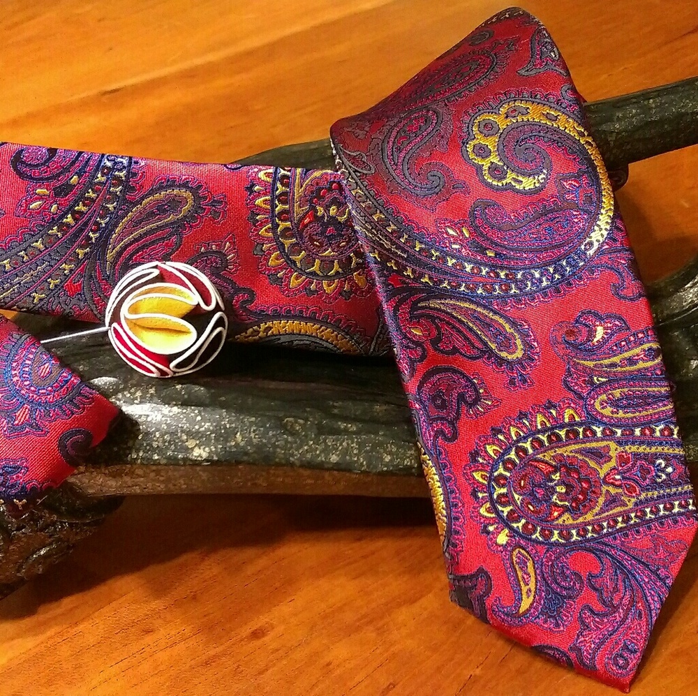 Exclusive Paisley Tie with 5 Fold Lapel Accent